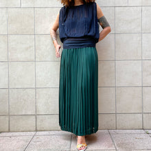 Load image into Gallery viewer, Blusa Blu plissettata 80s