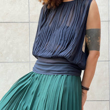 Load image into Gallery viewer, Blusa Blu plissettata 80s