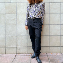 Load image into Gallery viewer, Camicia grigia con stampe viola/nere 80s