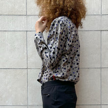 Load image into Gallery viewer, Camicia grigia con stampe viola/nere 80s