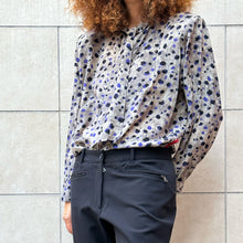 Load image into Gallery viewer, Camicia grigia con stampe viola/nere 80s