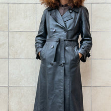 Load image into Gallery viewer, Trench in pelle nera 70s