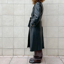 Load image into Gallery viewer, Trench in pelle nera 70s