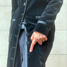 Load image into Gallery viewer, Trench Celine in velluto nero 80s