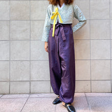 Load image into Gallery viewer, Jeogori giacca Hanbok sartoriale bianca con fiori sui toni del azzurri bianchi e viola