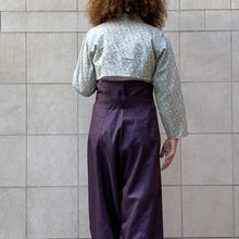 Load image into Gallery viewer, Jeogori giacca Hanbok sartoriale bianca con fiori sui toni del azzurri bianchi e viola