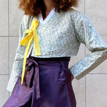 Load image into Gallery viewer, Jeogori giacca Hanbok sartoriale bianca con fiori sui toni del azzurri bianchi e viola