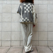 Load image into Gallery viewer, Maglione hand-knitted grigio e bianco 90s
