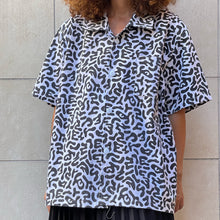Load image into Gallery viewer, camicia divisa stampa bianca nera vintage