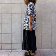 Load image into Gallery viewer, camicia divisa stampa bianca nera vintage
