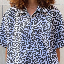 Load image into Gallery viewer, camicia divisa stampa bianca nera vintage