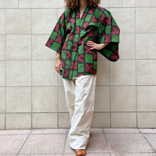 Load image into Gallery viewer, Haori verde con stampe geometriche floreali rosse e nere 70s