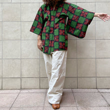Load image into Gallery viewer, Haori verde con stampe geometriche floreali rosse e nere 70s