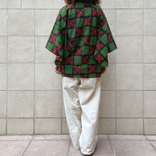 Load image into Gallery viewer, Haori verde con stampe geometriche floreali rosse e nere 70s