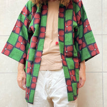 Load image into Gallery viewer, Haori verde con stampe geometriche floreali rosse e nere 70s