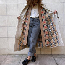 Load image into Gallery viewer, trench burberry con interno 80s