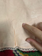 Load image into Gallery viewer, Sottoveste sartoriale vintage anni ’40 in seta rosa cipria

