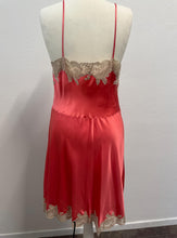 Load image into Gallery viewer, Sottoveste vintage sartoriale in seta - Rosa acceso con ricami écru
