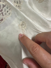 Load image into Gallery viewer, Sottoveste sartoriale vintage anni ’50 in raso di seta con pizzo

