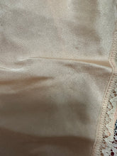 Load image into Gallery viewer, Sottoveste sartoriale vintage anni ’40 in seta rosa cipria
