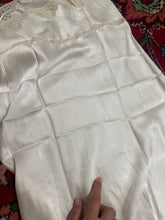 Load image into Gallery viewer, Sottoveste sartoriale vintage anni ’50 in raso di seta con pizzo
