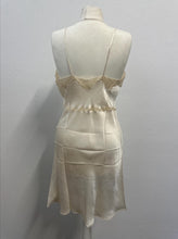 Load image into Gallery viewer, Sottoveste sartoriale vintage anni ’50 in raso di seta con pizzo
