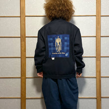 Load image into Gallery viewer, Giacca da lavoro  blu con toppa Museo Ghibli
