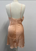 Load image into Gallery viewer, Sottoveste sartoriale vintage anni ’40 in seta rosa cipria
