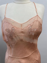 Load image into Gallery viewer, Sottoveste sartoriale vintage anni ’40 in seta rosa cipria
