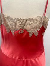 Load image into Gallery viewer, Sottoveste vintage sartoriale in seta - Rosa acceso con ricami écru
