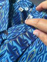 Load image into Gallery viewer, Camicia Vintage Anni '70 in Crêpe di Seta Blu a Fantasia Geometrica
