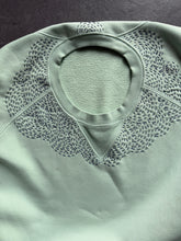 Load image into Gallery viewer, Felpa Carhartt  ricamo Sashiko onda pezze unico
