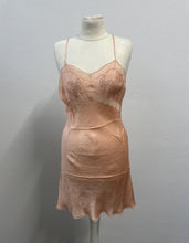 Load image into Gallery viewer, Sottoveste sartoriale vintage anni ’40 in seta rosa cipria
