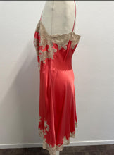 Load image into Gallery viewer, Sottoveste vintage sartoriale in seta - Rosa acceso con ricami écru
