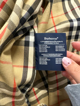 Load image into Gallery viewer, Trench militare Burberry fine 70s
