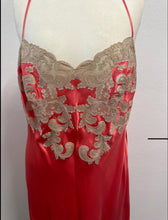 Load image into Gallery viewer, Sottoveste vintage sartoriale in seta - Rosa acceso con ricami écru
