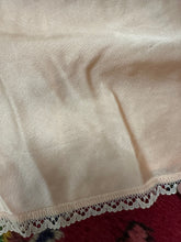 Load image into Gallery viewer, Sottoveste sartoriale vintage anni ’40 in seta rosa cipria
