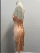 Load image into Gallery viewer, Sottoveste sartoriale vintage anni ’40 in seta rosa cipria
