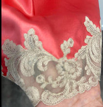 Load image into Gallery viewer, Sottoveste vintage sartoriale in seta - Rosa acceso con ricami écru
