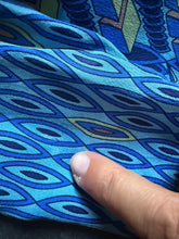 Load image into Gallery viewer, Camicia Vintage Anni '70 in Crêpe di Seta Blu a Fantasia Geometrica

