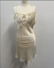 Load image into Gallery viewer, Sottoveste sartoriale vintage anni ’50 in raso di seta con pizzo
