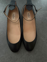 Load image into Gallery viewer, Valentino Garavani Leather Ankle Strap Pumps – Black | EU 40
