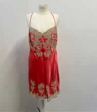 Load image into Gallery viewer, Sottoveste vintage sartoriale in seta - Rosa acceso con ricami écru
