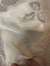 Load image into Gallery viewer, Sottoveste sartoriale vintage anni ’40 in seta rosa cipria
