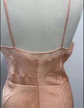 Load image into Gallery viewer, Sottoveste sartoriale vintage anni ’40 in seta rosa cipria
