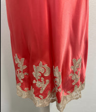 Load image into Gallery viewer, Sottoveste vintage sartoriale in seta - Rosa acceso con ricami écru
