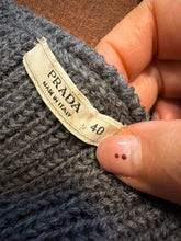 Load image into Gallery viewer, Prada maglione grigio anni ’90.
