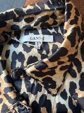 Load image into Gallery viewer, Set Coordinato Ganni in Seta Stampa Leopardata – Camicia &amp; Pantalone
