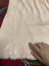 Load image into Gallery viewer, Sottoveste sartoriale vintage anni ’40 in seta rosa cipria
