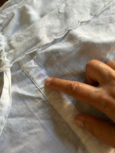 Load image into Gallery viewer, Blusa / Gilet smanicato in lino ricamato a mano Daffodil (Fine anni '60 / Primi '70)

